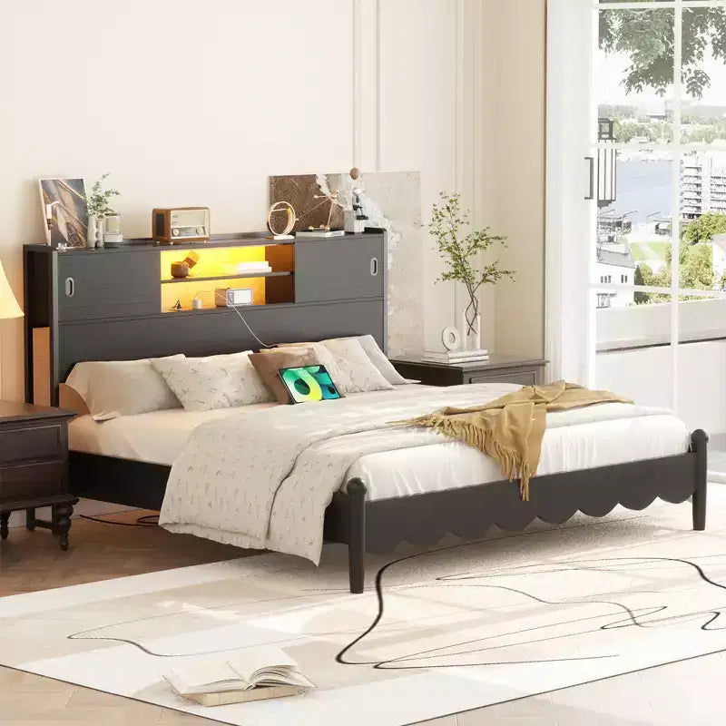 Testata Letto Piattaforma in Metallo Nero con Luci LED, Contenitore e Stazione di Ricarica, Misura Matrimoniale/Queen