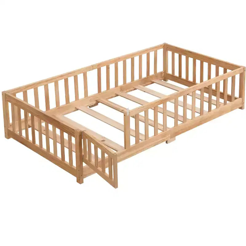 Letto a pavimento con struttura a casetta, con porta e recinzione, colore grigio/naturale/bianco, una piazza e mezza, per 1 bambino