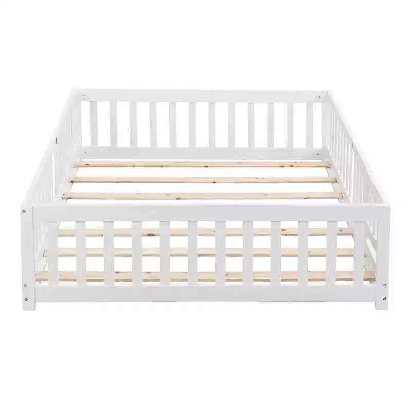 Letto a pavimento con struttura a casetta, con porta e recinzione, colore grigio/naturale/bianco, una piazza e mezza, per 1 bambino