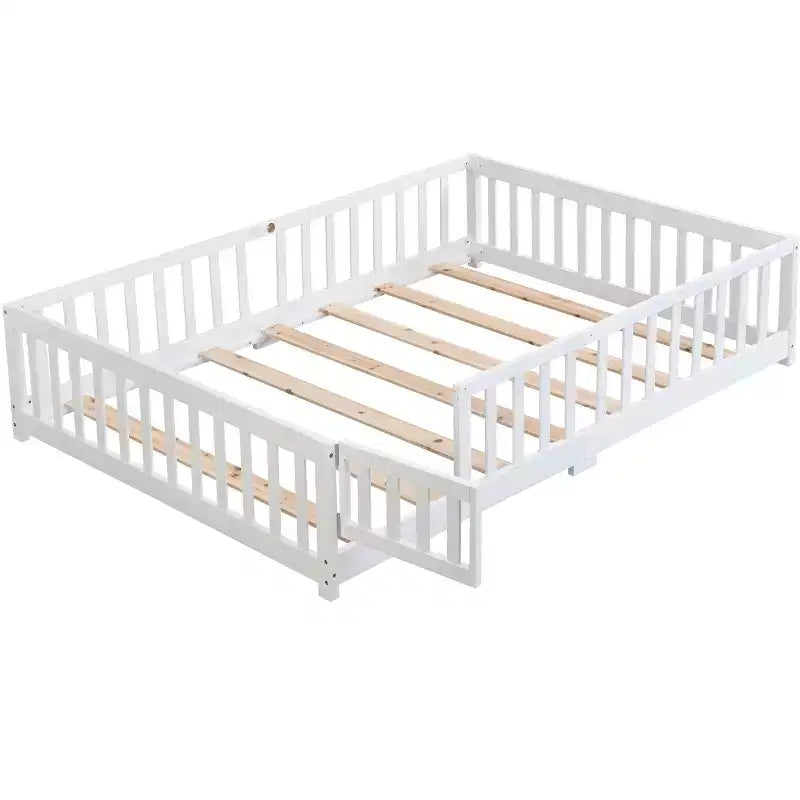 Letto a pavimento con struttura a casetta, con porta e recinzione, colore grigio/naturale/bianco, una piazza e mezza, per 1 bambino