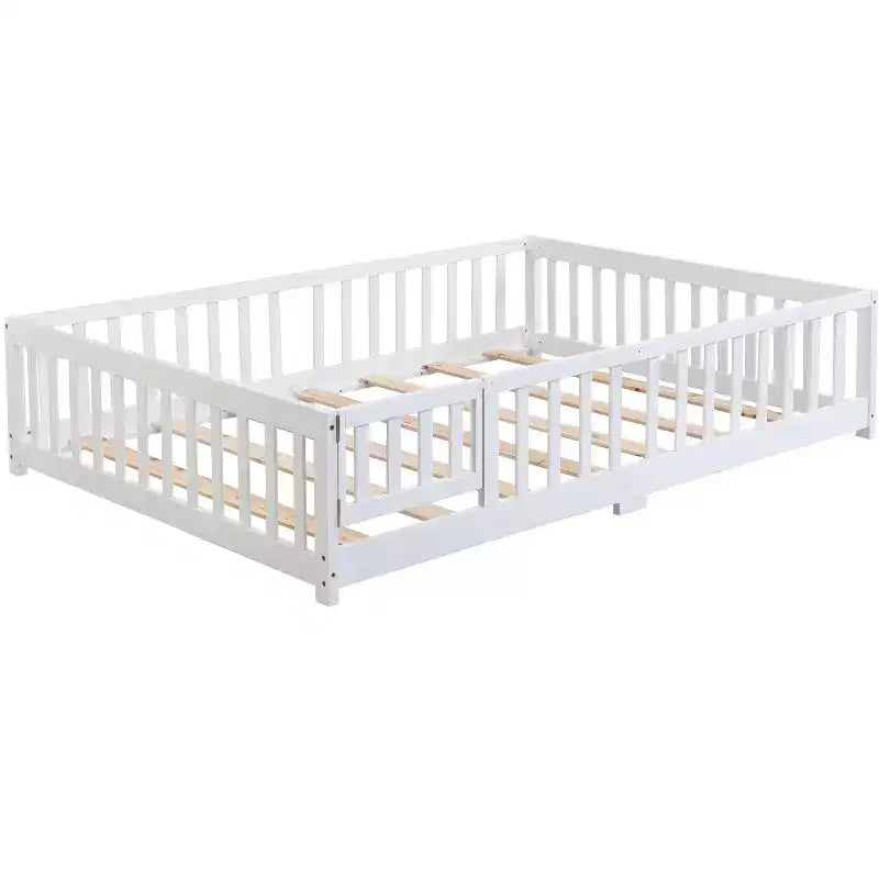 Letto a pavimento con struttura a casetta, con porta e recinzione, colore grigio/naturale/bianco, una piazza e mezza, per 1 bambino