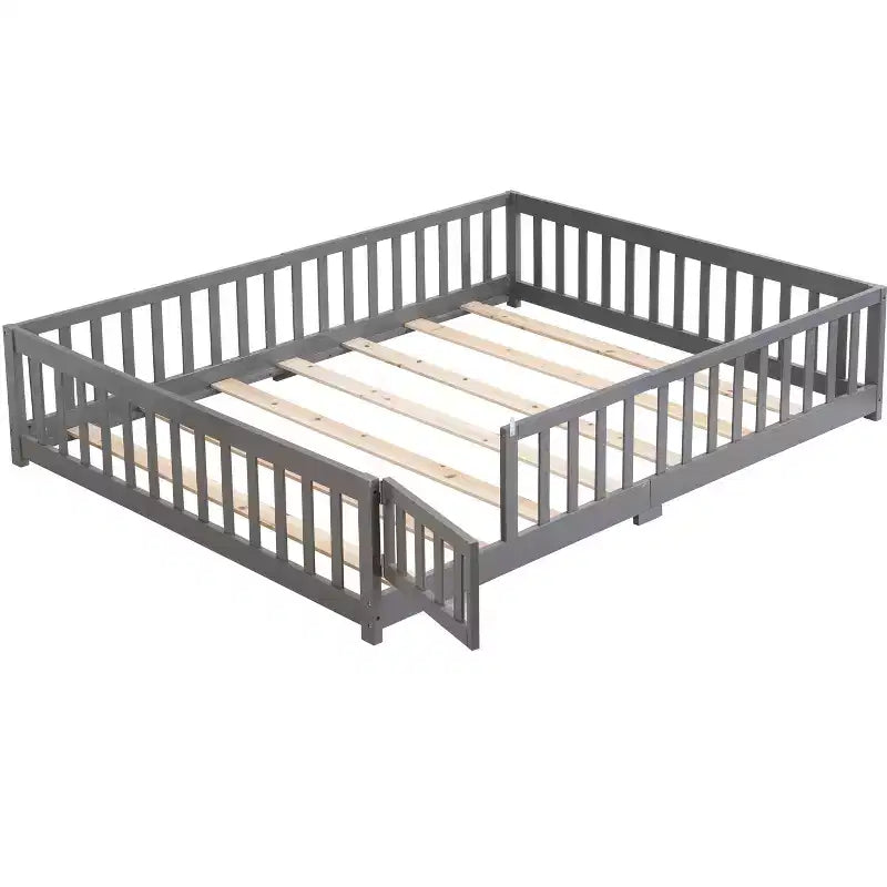 Letto a pavimento con struttura a casetta, con porta e recinzione, colore grigio/naturale/bianco, una piazza e mezza, per 1 bambino