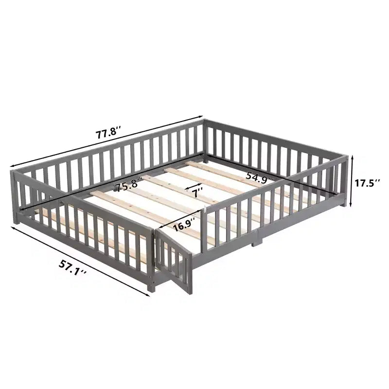 Letto a pavimento con struttura a casetta, con porta e recinzione, colore grigio/naturale/bianco, una piazza e mezza, per 1 bambino