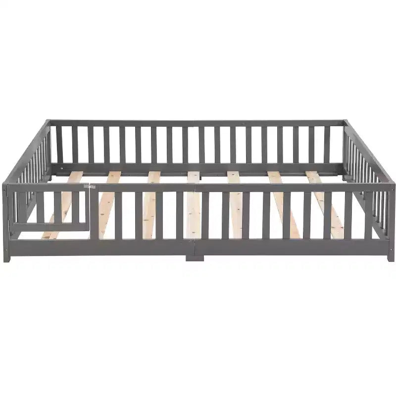 Letto a pavimento con struttura a casetta, con porta e recinzione, colore grigio/naturale/bianco, una piazza e mezza, per 1 bambino