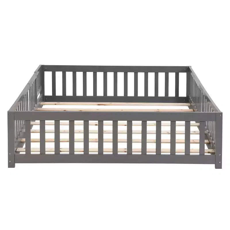 Letto a pavimento con struttura a casetta, con porta e recinzione, colore grigio/naturale/bianco, una piazza e mezza, per 1 bambino