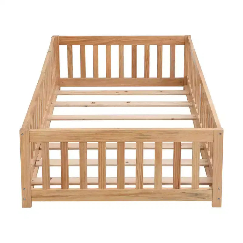 Letto a pavimento con struttura a casetta, con porta e recinzione, colore grigio/naturale/bianco, una piazza e mezza, per 1 bambino