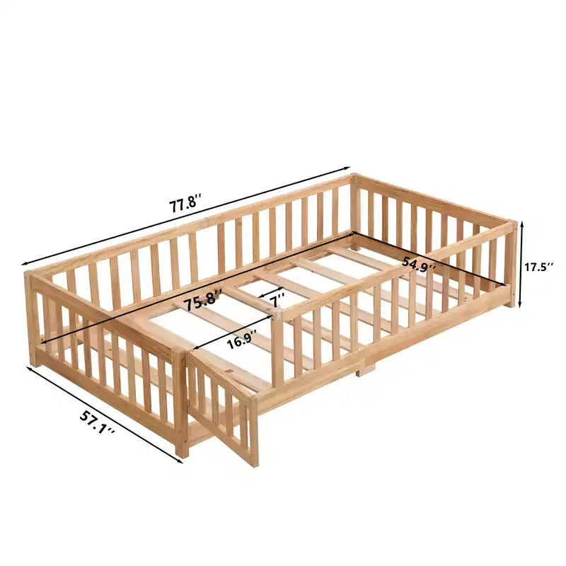 Letto a pavimento con struttura a casetta, con porta e recinzione, colore grigio/naturale/bianco, una piazza e mezza, per 1 bambino