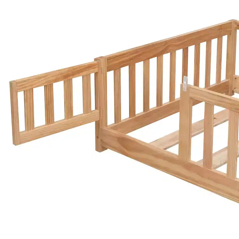 Letto a pavimento con struttura a casetta, con porta e recinzione, colore grigio/naturale/bianco, una piazza e mezza, per 1 bambino