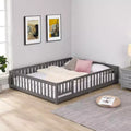 Letto a pavimento con struttura a casetta, con porta e recinzione, colore grigio/naturale/bianco, una piazza e mezza, per 1 bambino