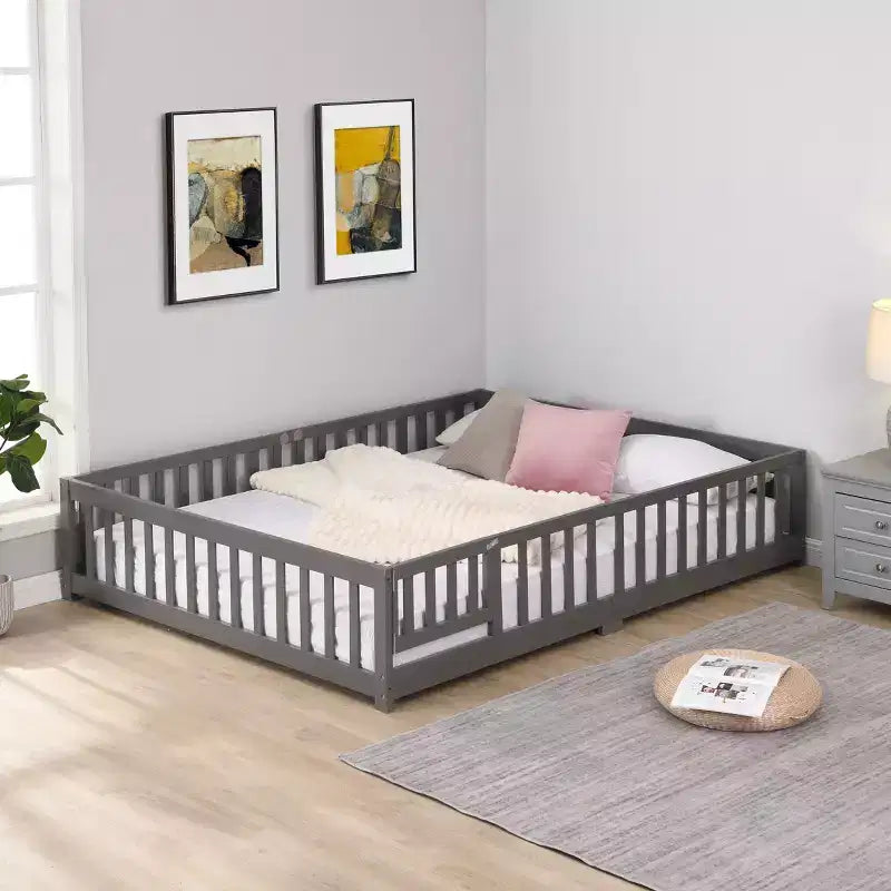 Letto a pavimento con struttura a casetta, con porta e recinzione, colore grigio/naturale/bianco, una piazza e mezza, per 1 bambino