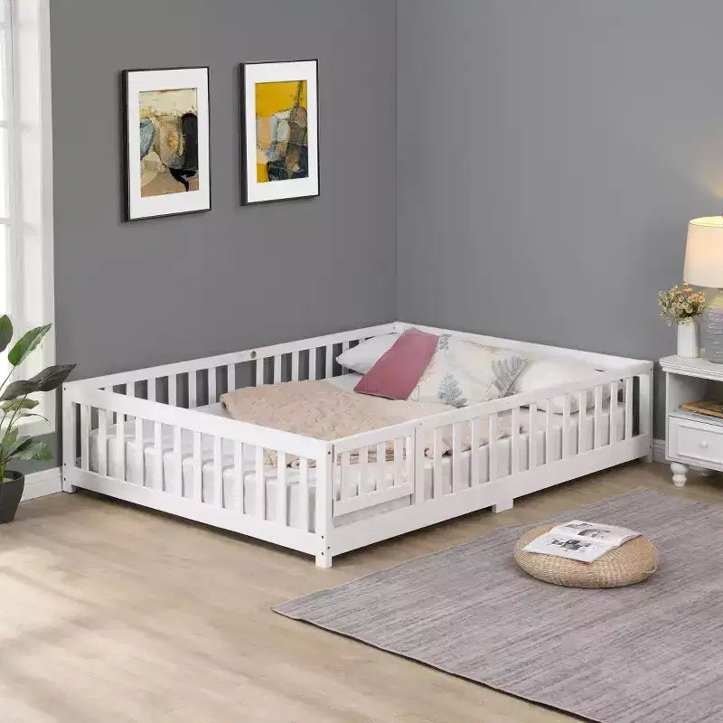 Letto a pavimento con struttura a casetta, con porta e recinzione, colore grigio/naturale/bianco, una piazza e mezza, per 1 bambino